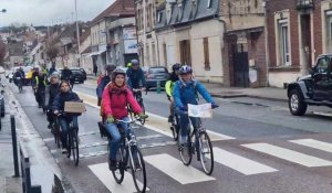 Manifestation de cyclistes militants dans Compiègne