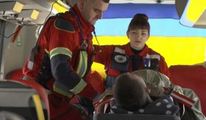 Dans un "hôpital volant", l'espoir de jours meilleurs pour des soldats blessés en Ukraine