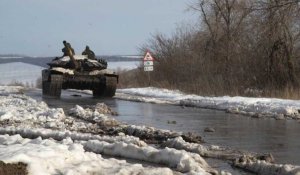 Des chars ukrainiens et des véhicules d’infanterie avancent dans la neige jusqu’au front