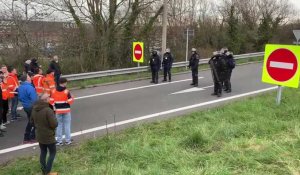 Calais : La police envoie une bombe lacrymogene sur l'A16