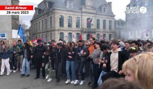 VIDÉO. Réforme des retraites : à Saint-Brieuc, fest-noz improvisé par les lycéens en fin de manifestation