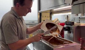 Fabrication du chocolat pour Pâques à la boulangerie de Volckerinckhove