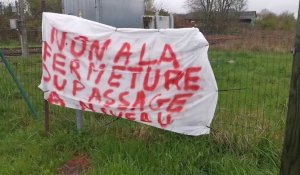 Près de Grand-Bourgtheroulde, ils sont opposés à la fermeture du passage à niveau sur la ligne SNCF Rouen-Serquigny