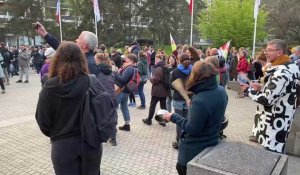 Lille : une assourdissante manifestation de casseroles devant la mairie de Lille