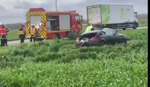 Un utilitaire et une voiture entrent en collision dans un carrefour à Dampcourt