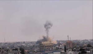 Volutes de fumée après des frappes israéliennes sur Khan Yunis et Rafah