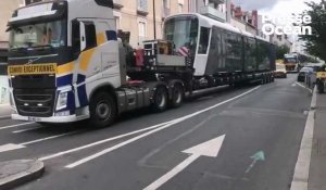 VIDÉO. Le futur tram de Nantes arrive de La Rochelle par la route