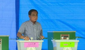 Thaïlande: le Premier ministre Prayut Chan-O-Cha vote pour les élections législatives