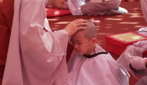 De jeunes moines se font raser la tête lors d'un rituel bouddhiste en Corée du Sud