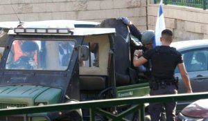 Un bout de roquette tombée en Israël transporté sur un véhicule