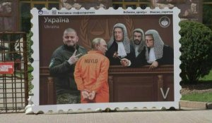 Dans le centre de Kiev, une affiche représente Poutine au tribunal