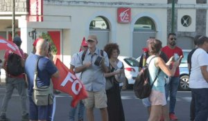 Des manifestants munis de casseroles attendent Borne à La Réunion