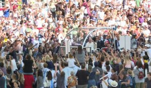 Le pape François arrive en "papamobile" au stade Vélodrome de Marseille