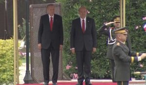 Erdogan accueilli lors d'une cérémonie officielle à Chypre-Nord