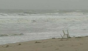 Des vagues s'écrasent sur une plage indienne désertée à l'approche du cyclone Biparjoy