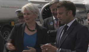 Macron déambule dans l'espace Airbus au salon du Bourget