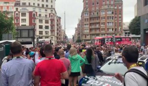 Tour de France : les coureurs fendent la foule à Bilbao