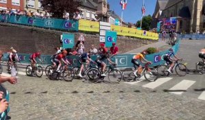 Les coureuses des Championnats de France de cyclisme passent sur la grand'place de Cassel