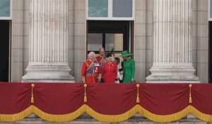 La famille royale apparaît sur le balcon du palais de Buckingham et assiste au défilé aérien