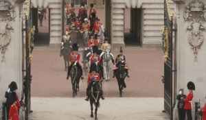 Charles III à cheval pour sa première parade d'anniversaire