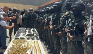 Honduras: la police militaire montre les armes saisies dans une prison