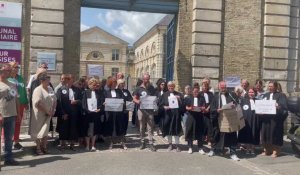Saint-Omer : mouvement de protestation s'etendant sur le territoire national, le personnel du tribunal judiciaire de Saint-Omer s'est reuni devant le palais de justice