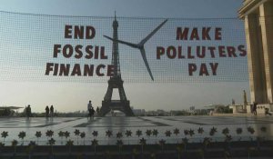 Energies fossiles: une banderole au Trocadéro pour demander la taxation des pollueurs