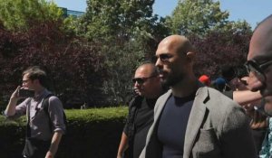 L'influenceur Andrew Tate arrive au tribunal à Bucarest après son inculpation