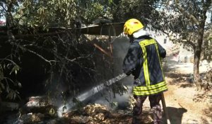 La défense civile éteint des incendies dans un village palestinien