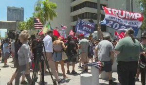 Des partisans de Trump se rassemblent devant un tribunal de Miami, où il doit comparaître