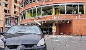 Images de bâtiments endommagés après une frappe de missiles russe sur Odessa