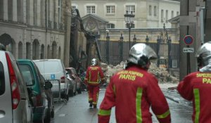 Paris: pompiers et forces de l'ordre près de l'immeuble effondré rue Saint-Jacques