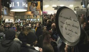 Des manifestants accueillent Pap Ndiaye avec des casseroles à Paris