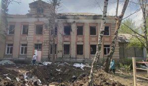 Ukraine: une frappe russe touche une école à Kramatorsk, laissant un énorme cratère