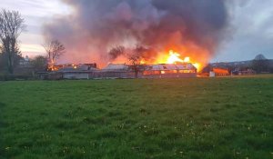 Un bâtiment agricole détruit par les flammes à Éperlecques