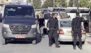 Des policiers israéliens inspectent le lieu d'une attaque à Jérusalem