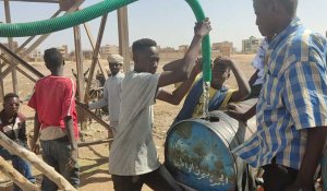 Des Soudanais s'approvisionnent en eau à Khartoum où les combats provoquent des pénuries
