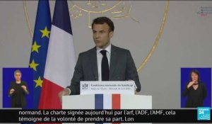 "La France ne l'a pas pris à bras le corps": Macron se consacre, "enfin", à "la mère des batailles"