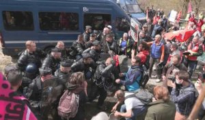 Tensions entre manifestants et gendarmes lors du déplacement de Macron dans le Doubs