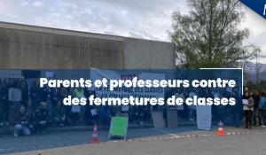 Manifestation devant le collège de Varens contre la fermeture de deux classes et un dispositif Ulis (Passy, 74)