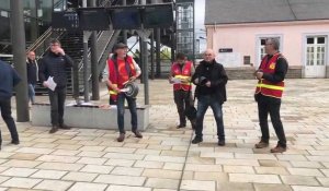 VIDÉO. Avant le 1er Mai, une casserolade de la CGT devant la gare d'Auray