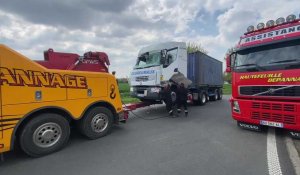 Un camion se renverse à la sortie d’Hazebrouck : le chauffeur légèrement blessé