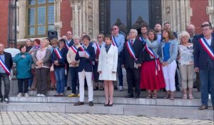 Calais: une centaine de personnes rassemblées devant la mairie