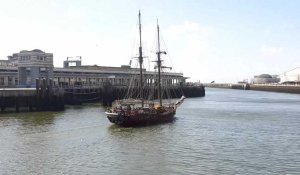 Le navire Atyla quitte le port de Boulogne