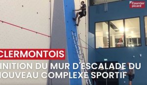 Préparation du mur d’escalade au nouveau complexe sportif du Clermontois