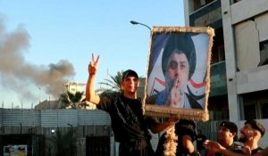Des Irakiens fêtent l'incendie de l'ambassade de Suède à Bagdad