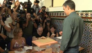 Le Premier ministre espagnol et candidat socialiste Pedro Sanchez vote aux législatives
