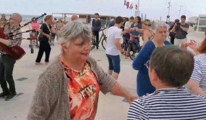 Une danse bretonne sur la digue de Dunkerque