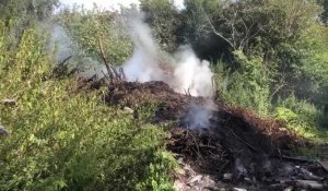 Houlle : un dépôt sauvage d’ordures prend feu à quelques mètres d’un champ