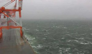 Mer agitée dans le port de Kobe alors que le typhon Lan touche terre au Japon
